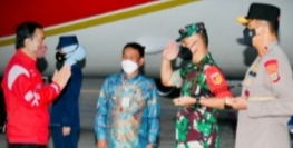 Panglima XIII Merdeka Bersama  Forkopimda Sulteng Sambut Kedatangan Presiden Jokowi Di Bandara Sis – Aljufri Mutiara Palu.