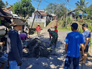 Babinsa gotong royong bersama Pemerintah Desa.