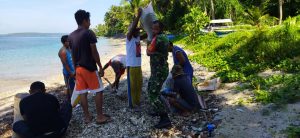 Bangkitkan Semangat Gotong Royong, Babinsa Koramil Kabaruan Bersama Warga Karya Bakti angkut material pasir dan kerikil.