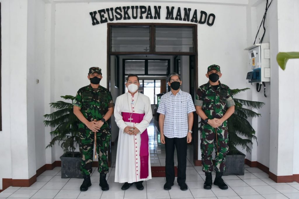 Uskup Keuskupan Manado terima kunjungan Danrem 131/Santiago Brigjen TNI Mukhlis ,SAP, MM.  