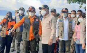 Bupati FDW dampingi Kepala BNPB Pusat Tinjau Lokasi bencana sekaligus terima Bantuan DSP secara simbolis