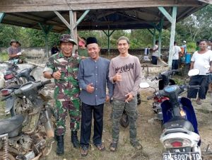 Bersama Warga Serka Junaidi Melaksanakan Gotong-royong