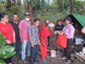 Bantu Kakek Wester, Anggota DPRD Machritje R.Lolowang Peduli sesama