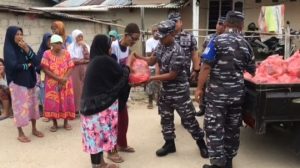 Pos TNI AL Muntok Bagikan Sembako Kepada Warga Pesisir Kampung Tanjung