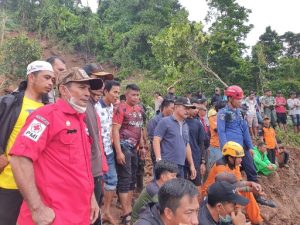 Wakil Bupati Gowa Berikan Himbauan Saat Tinjau Titik Longsor di Kecamatan Parangloe